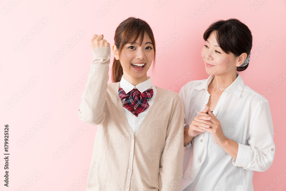 ガッツポーズをする女子高生と母親