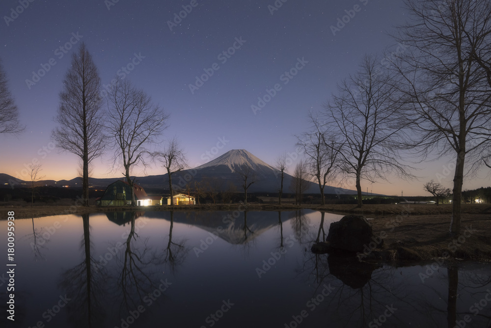 清晨的富士山，在Fumotopara露营地的池塘上倒影