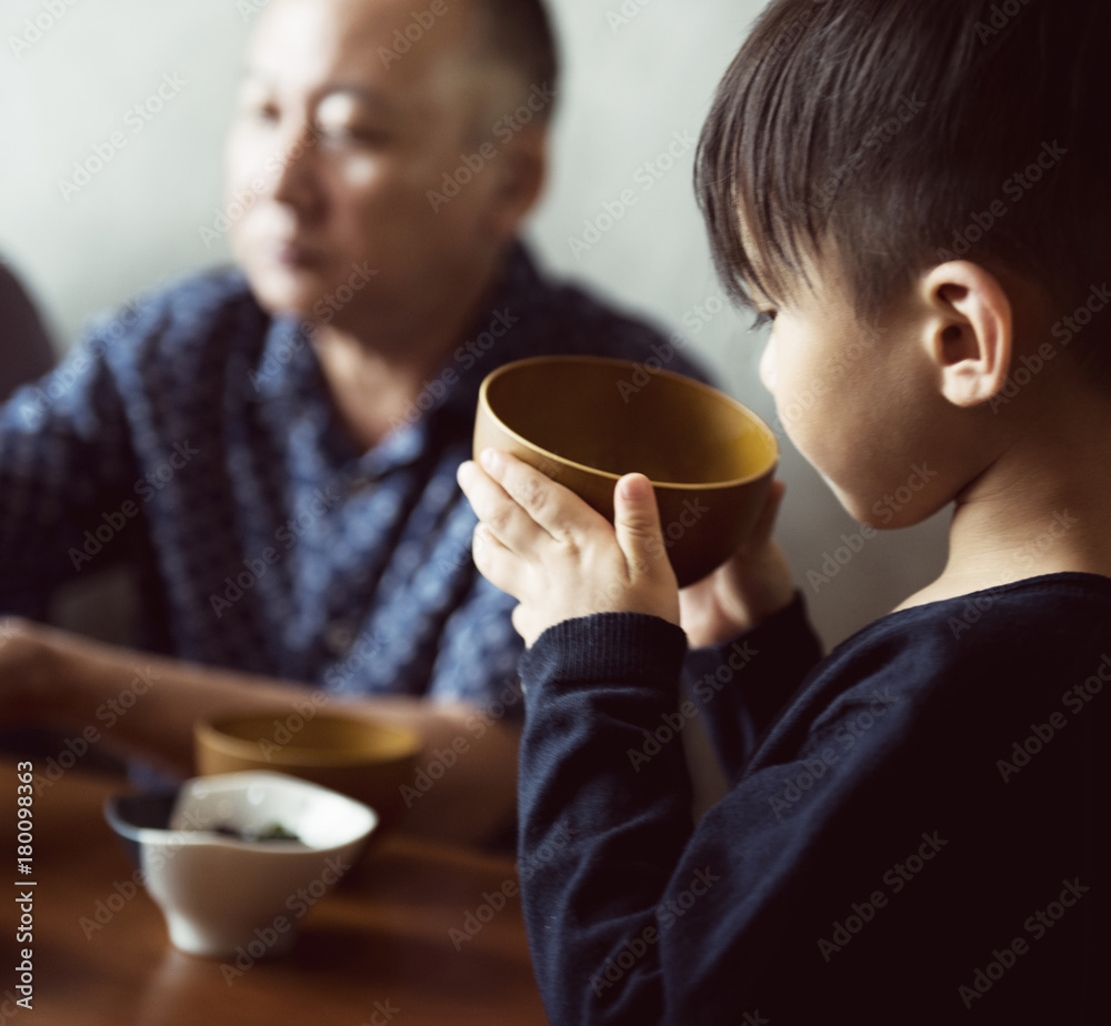 日本男孩端着一碗汤