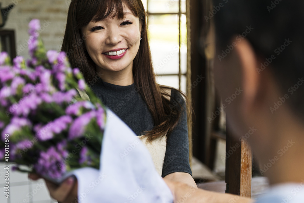 在花店工作的女人