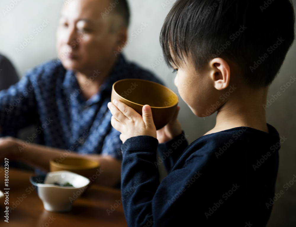 日本男孩端着一碗汤