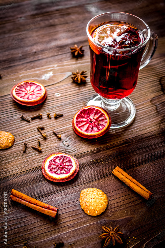 木底杯子里的香料热葡萄酒