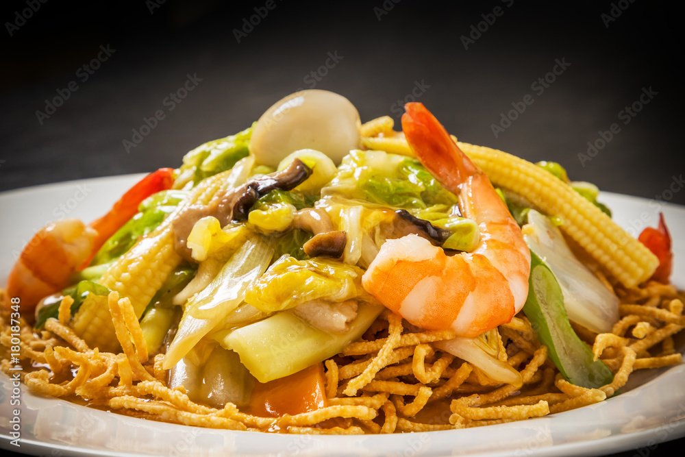 五目かた焼きそば　Chow mein noodles with starchy sauce