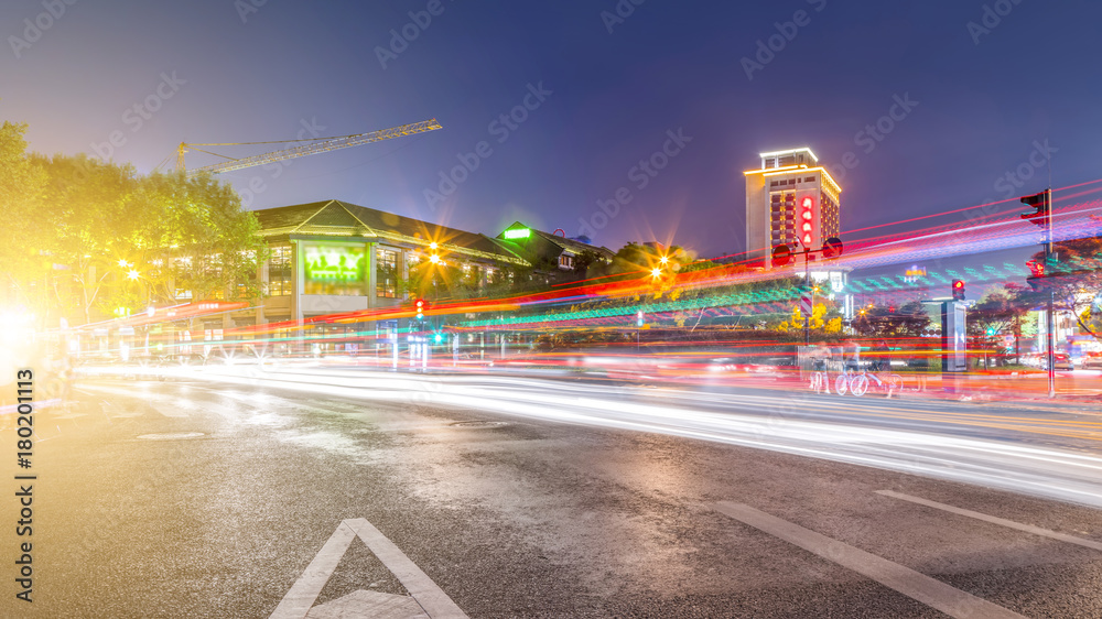 城市建筑景观夜景与模糊大灯