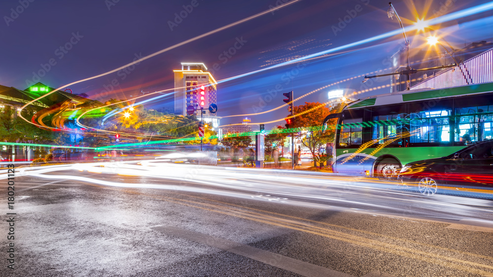 城市建筑景观夜景与模糊大灯