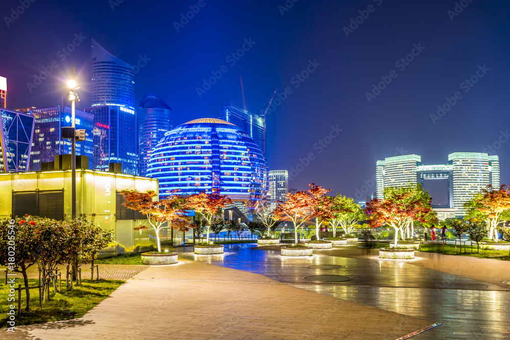 城市金融广场、夜景和摩天大楼