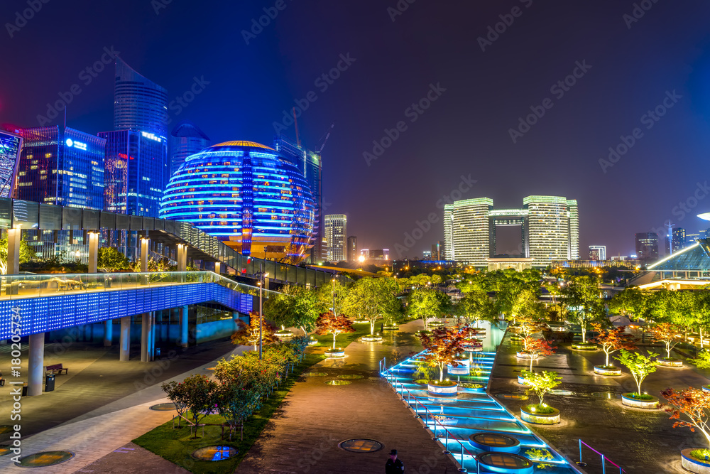 城市金融广场、夜景和摩天大楼