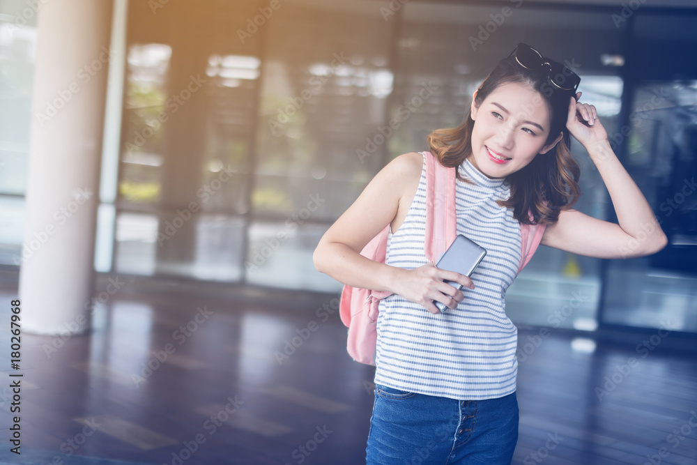 背着背包的美丽亚洲女孩旅行理念