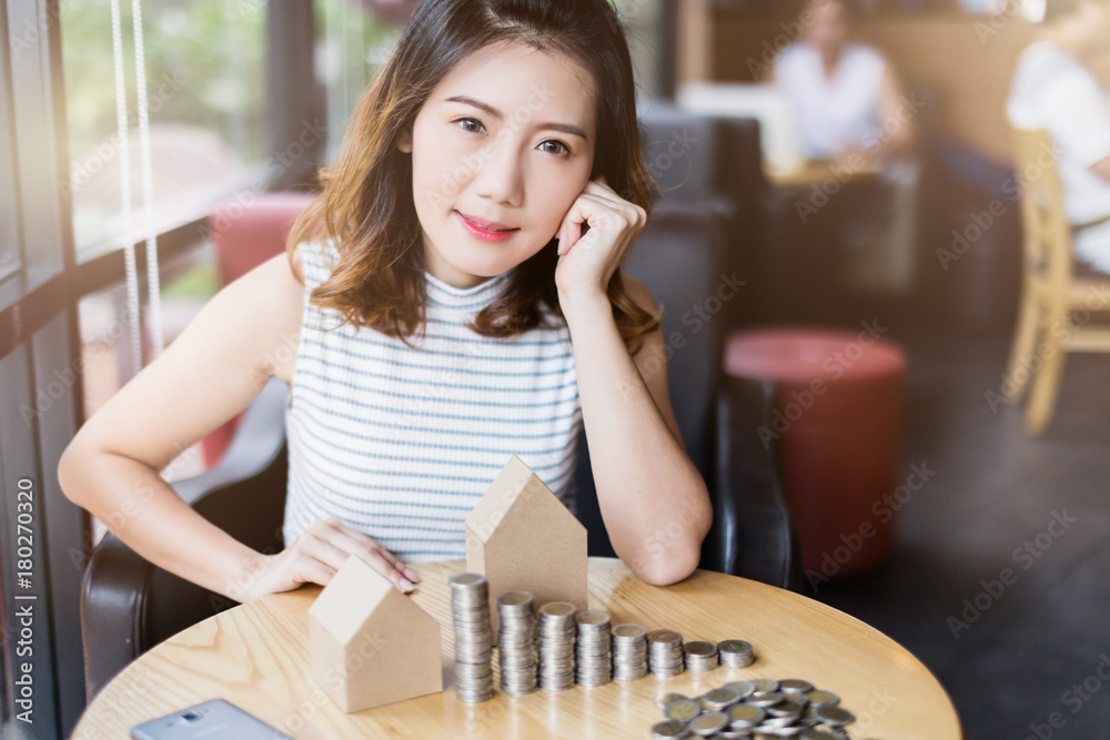 美丽幸福亚洲女孩用智能手机说话商业沟通理念