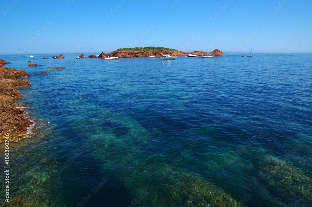 海上岩石海滩