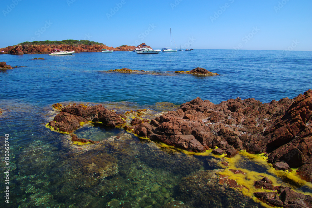 海上岩石海滩