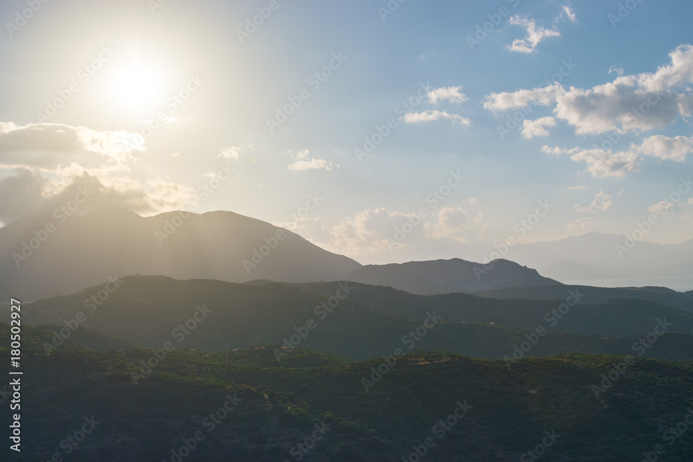 令人惊叹的美丽色彩日落风景带着一层山和雾的山脉景观