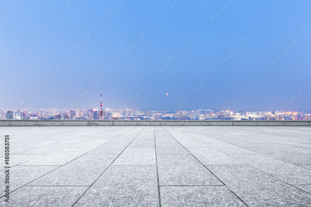 黄昏时的现代城市景观的空大理石地板