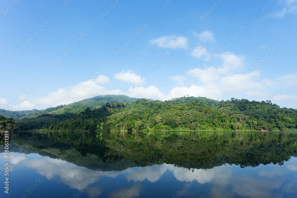 水中有倒影的山和湖普吉岛蓝天白云的美景