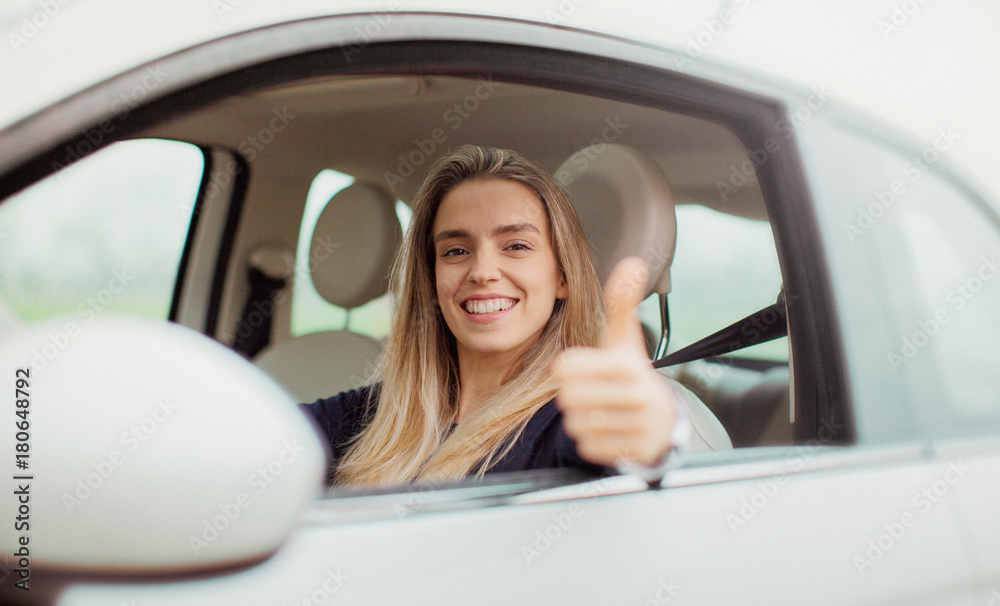 Donna al volante in auto, macchina nuova