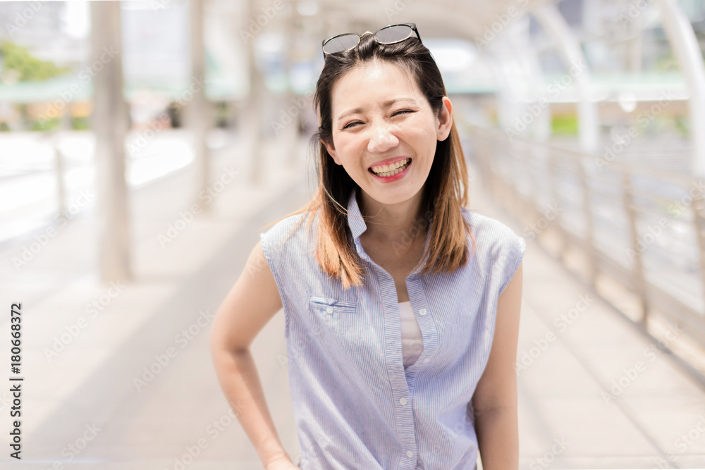 美丽幸福的年轻亚洲女孩穿着休闲服独自在火车站或机场旅行