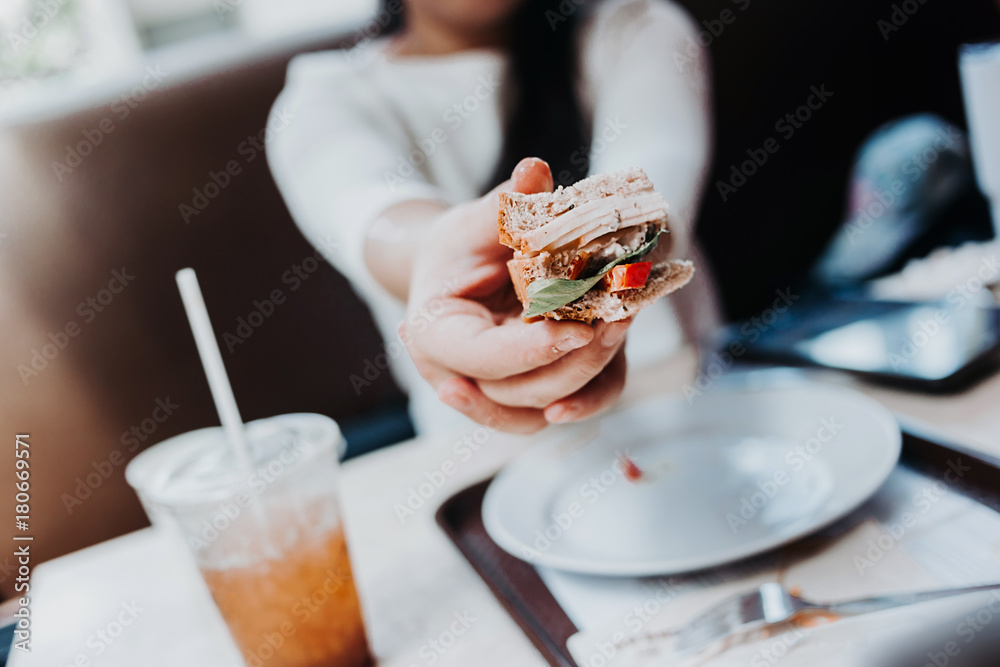 半面包三明治配肉丸、番茄和生菜