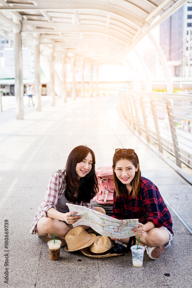 亚洲美女背着背包和行李箱旅行，城市背景旅行旅游创意c