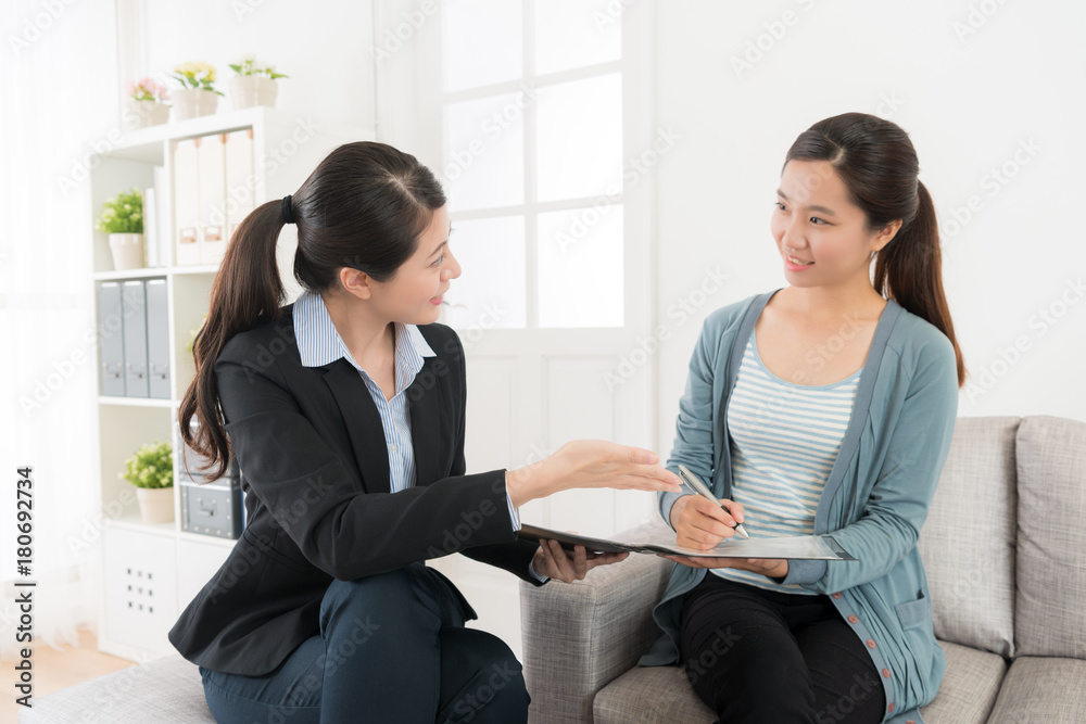 微笑的漂亮女孩与保险代理人会面