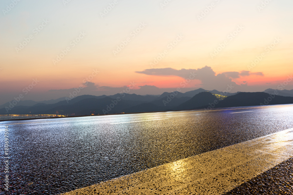 黄昏青山空柏油路