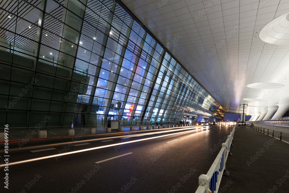 抽象现代建筑夜晚的空柏油路