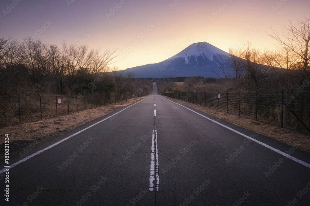 通往日本山梨县富士山的道路