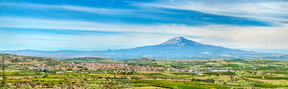 西西里岛与埃特纳山和斯科迪亚镇的全景。意大利