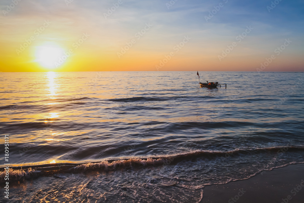 夏日背景，日落时梦幻般美丽的海滩景观，带复制空间的海浪