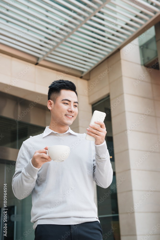 年轻的商人在咖啡休息时坐在咖啡馆里。