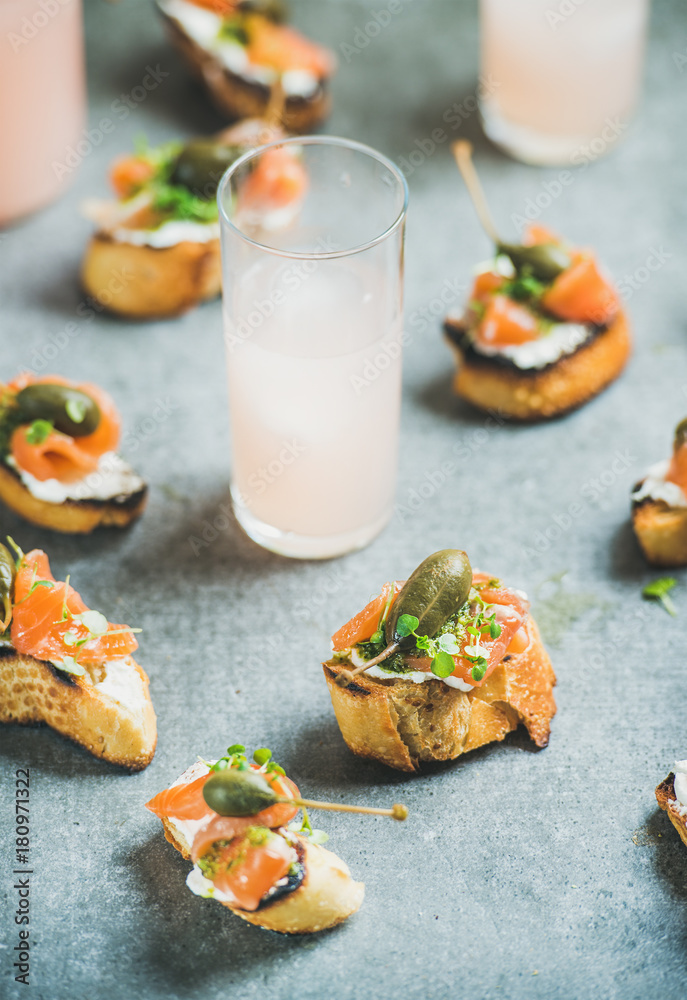 Crostini配烟熏三文鱼、香蒜酱、豆瓣菜、山柑和粉色葡萄柚鸡尾酒