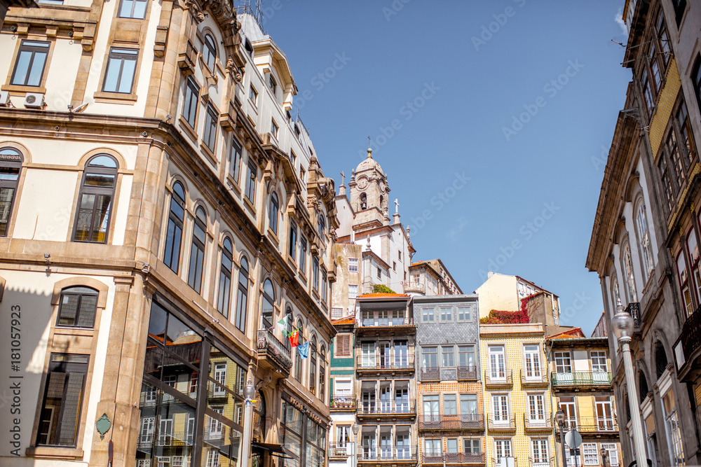 Portu Porto市美丽的老建筑街景，外墙铺有葡萄牙瓷砖