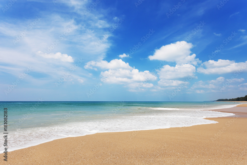 泰国普吉岛沙滩附近的热带安达曼海景，海浪拍打着沙滩。