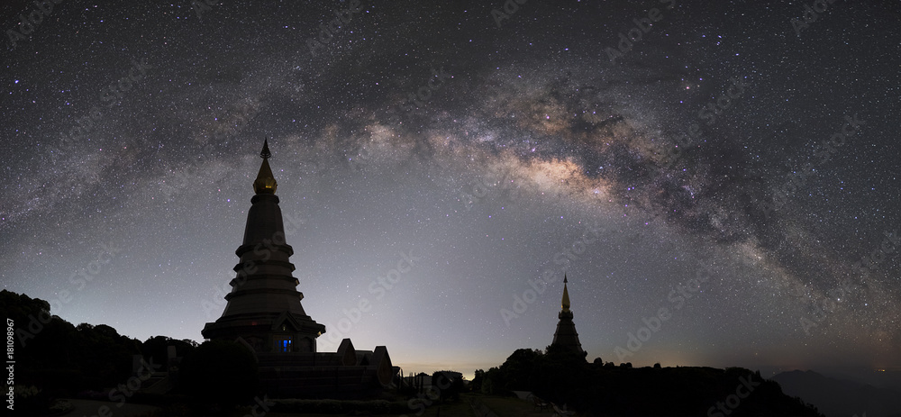 银河系全景，泰国宝塔上的百万颗星星。