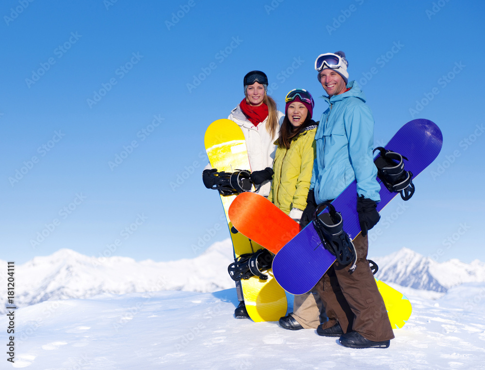 山顶上的三位滑雪运动员