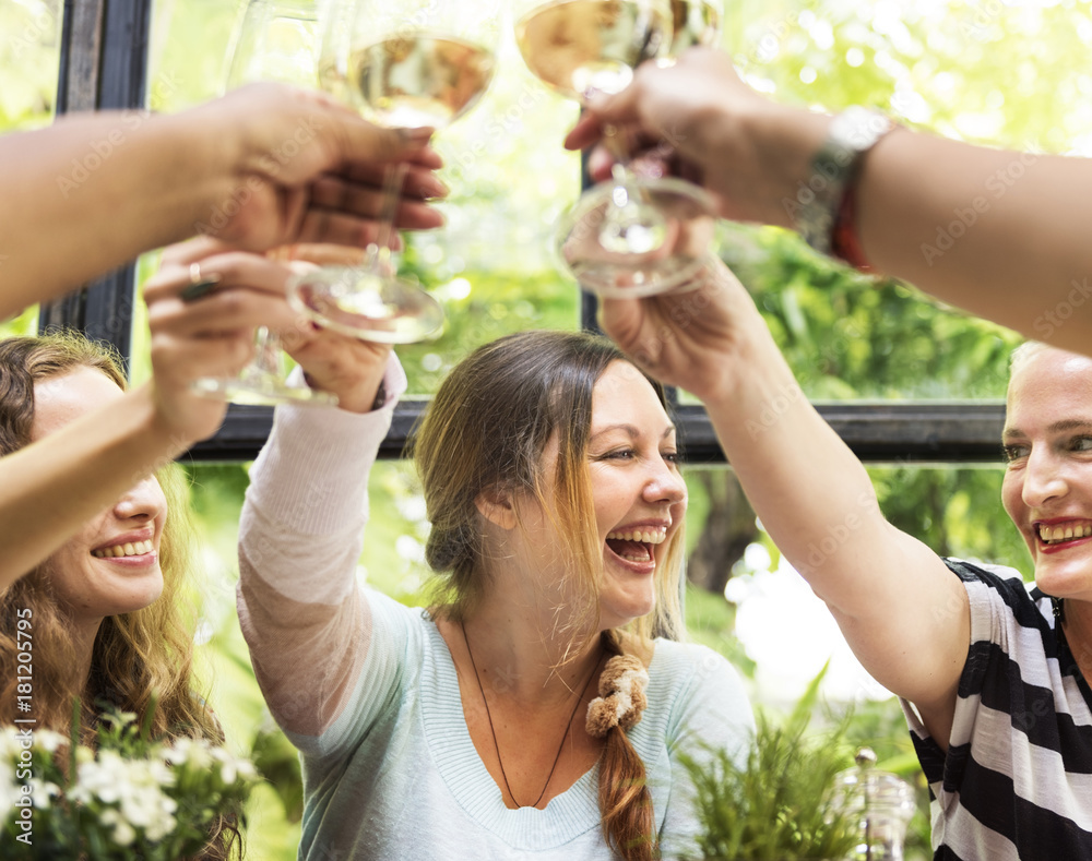 女人用葡萄酒庆祝