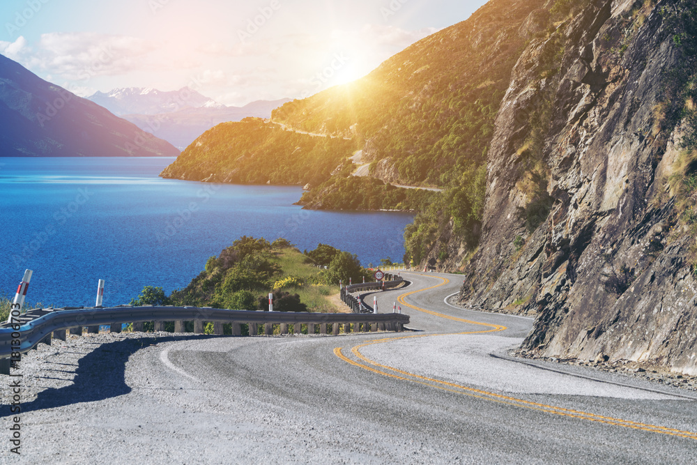 沿山崖和湖泊蜿蜒的道路