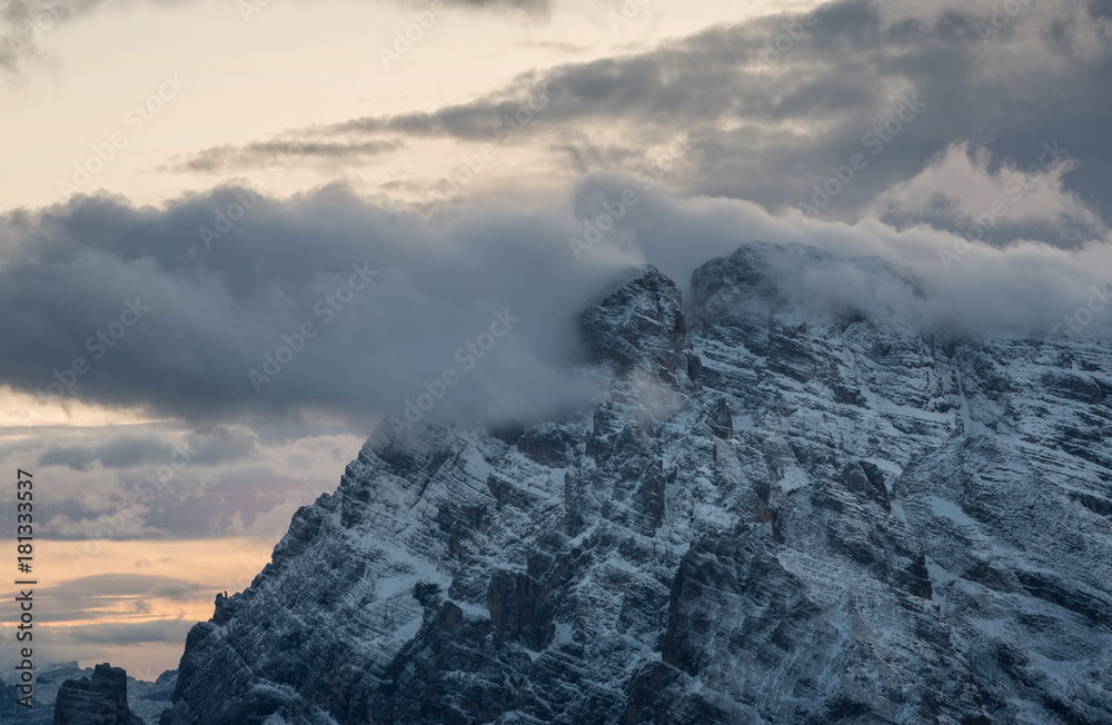 意大利山区全景。意大利山区美丽的自然景观