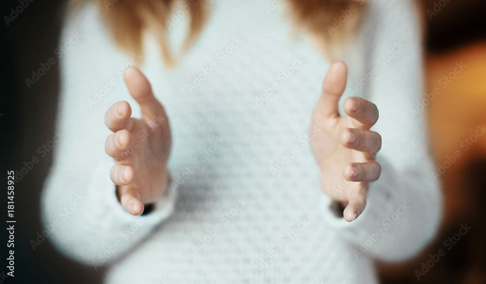 Mani aperte di donna con maglione bianco，amore，缩写