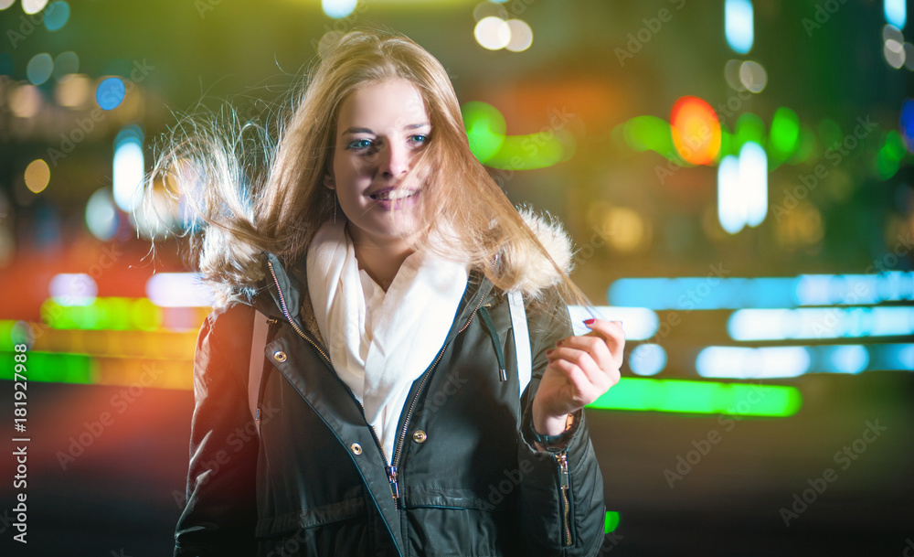 城市彩灯下年轻女孩的夜画像