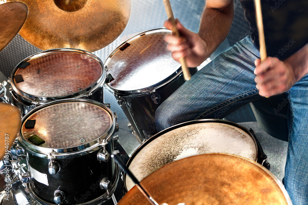 Grupo de música y batería en el escenario.Instrumento de percusión.Banda de jazz y rock.Arte y creac