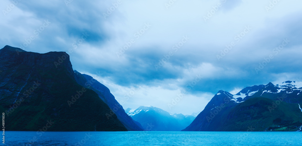 Hjorundfjorden峡湾的壮丽夜景