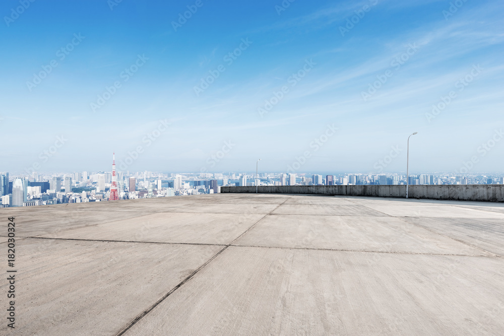 具有现代城市景观的空大理石地板