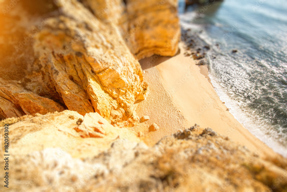 葡萄牙拉各斯市附近Ponta da Piedade美丽沙滩的俯视图。倾斜-