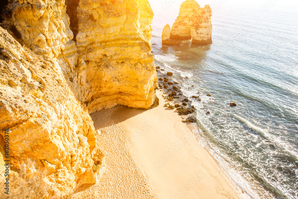 葡萄牙拉各斯市附近Ponta da Piedade美丽沙滩的俯视图