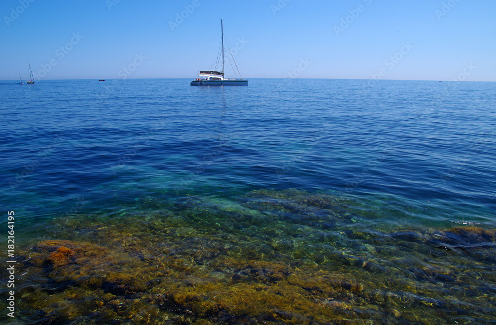 海上岩石海滩