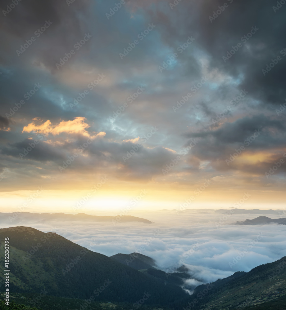 日出时的山脉全景。夏季美丽的自然全景景观