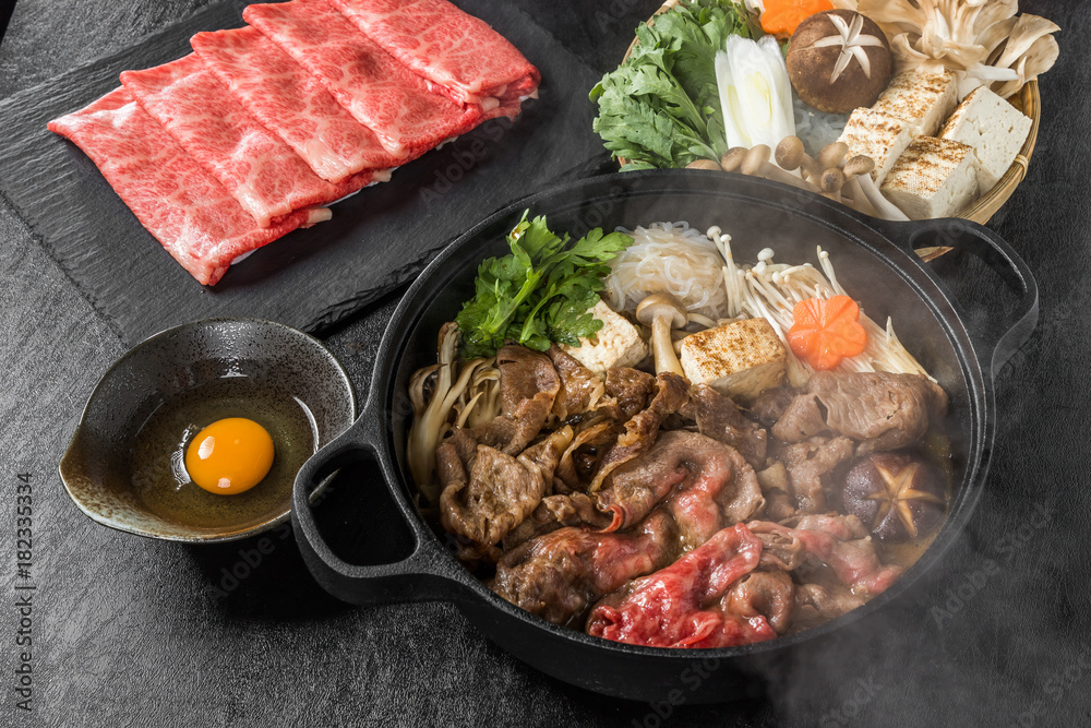 霜降り和牛ですきやき　Tasty sukiyaki Japanese cuisine 