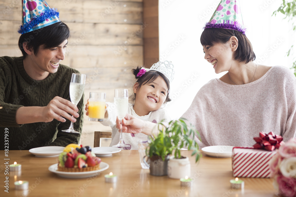 爸爸和妈妈正在庆祝她女儿的生日。