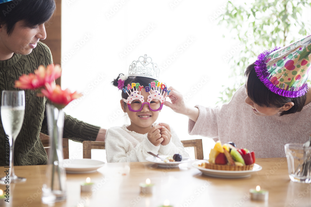 爸爸和妈妈给女儿送生日礼物。