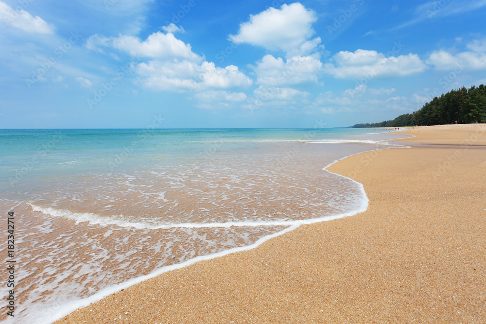 泰国普吉岛沙滩附近美丽的热带安达曼海景，海浪拍打着桑岛